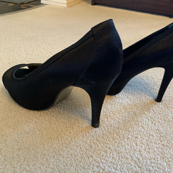 Red Carpet Collection Women’s Dress Shoes - Picture 3 of 7